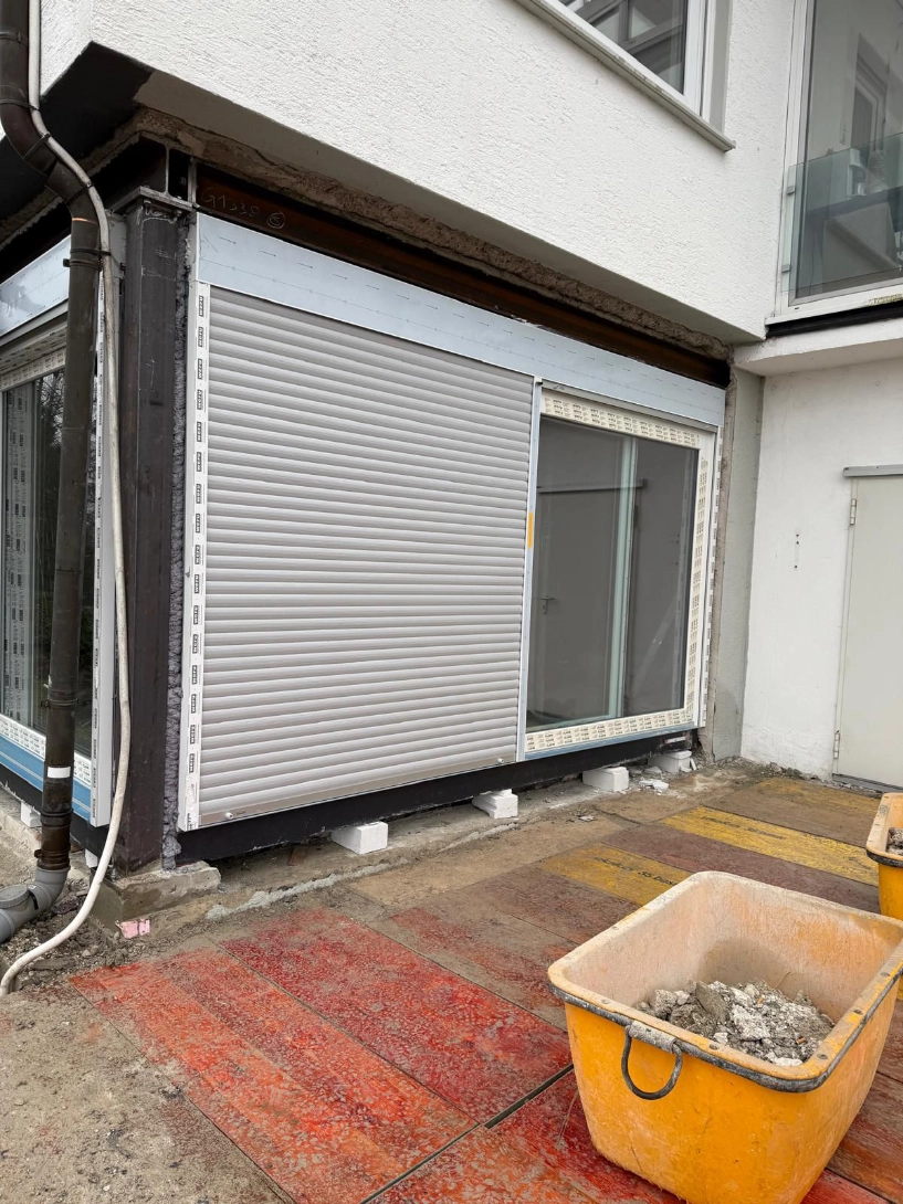 Außenansicht Panorama-Tür - eisntellen der Jalousie